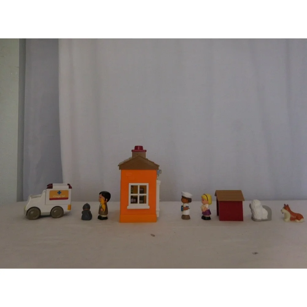 Step 2 Main Street Village Town Little People Pet Vet Clinic w Nurse Ambulance +